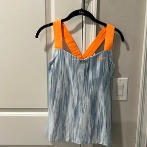 Nike women’s Medium dri fit top size M